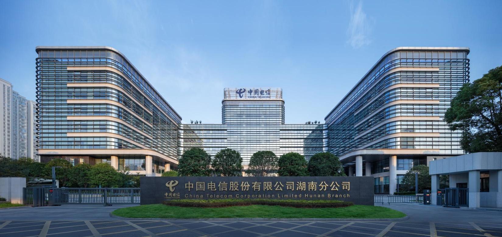 公司承建的湖南信息園（調(diào)度大樓、通信機(jī)房、地下室、附屬樓）工程榮獲兩項(xiàng)（土建、安裝）中國(guó)建設(shè)工程魯班獎(jiǎng)